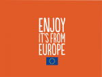 Enjoy it's from Europe logo. Het heeft een oranje achtergrond met witte tekst en het EU vlagje met sterretjes. 