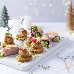 Op een plateau van steen liggen de feestelijke hapjes. Twee versies, nl de rolletjes van rosbief en de toastjes met balletjes.