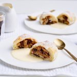 Op tafel staan twee bordjes met een hemels lekker dessert. Dit keer een appelstrudel of apfelstrudel zoals de echte, met een portie vanillesaus. Een koffie mag niet ontbreken.