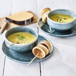 Op tafel staan twee porties soep uitgeschonken in blauwe kommetjes. We hebben de mini-crocques op een satéprikker geprikt, voor extra flair.
