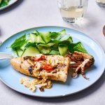 Op een lichtblauw bordje ligt een gegrilde inktvis met amandelen te blinken. Wij serveren hem met een slaatje op basis van komkommer, munt en basilicum. 