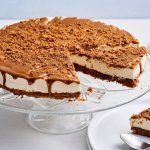 Op een taartenschaal staat deze ster van een dessert te schitteren, een ode aan kaas en speculaas. De bodem is van speculaas én de topping.  