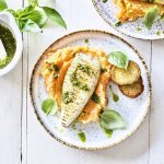 Er staan twee porties op tafel uitgeschept. Het zijn witte gespikkelde bordjes, met hierop eerst de oranje zoete-aardappelpuree en dan het stukje vis er bovenop. Het recpetje is afgewerkt met croutons en basilicum en enkele toefjes pesto.