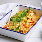 Een gevulde ovenschotel staat op tafel, hij is gemaakt met schijfjes tomaten en hierop de vis. We voegden wat saus toe op basis van mosterd, om het gerecht een extra boost te geven. Wij serveren hem met aardappelpuree.