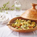 Op de tafel staat de klaargemaakte tajine boordevol lekkers van bij ons. We maakten hem met vis, zeeduivel, krieltjes, tomaatjes en courgette dit samen met kruiden tot een heerlijk hoofdmaal. 