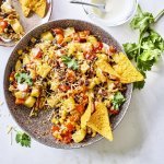 Sharefood op tafel. Een groot bord om met zen allen uit te eten. Veel smaak en weinig afwassen.