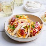 Kleine taco's als hapje, ideaal om het weekend te beginnen. Ze zijn heerlijk door de Belgische kaas, groentjes en gehakt. 