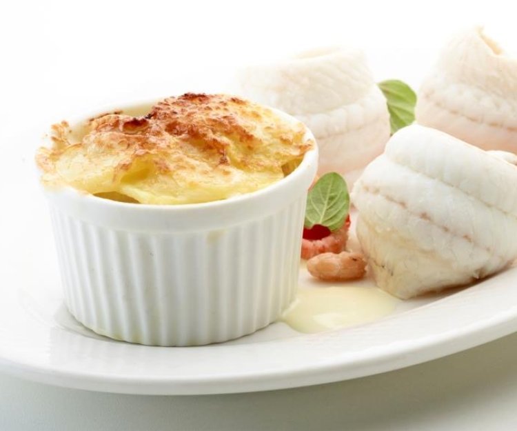 Aardappelgratin met tongrolletjes en grijze garnalen Aardappelgratin met tongrolletjes en grijze garnalen