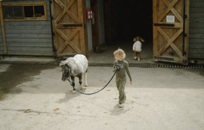 Kind op boerderij